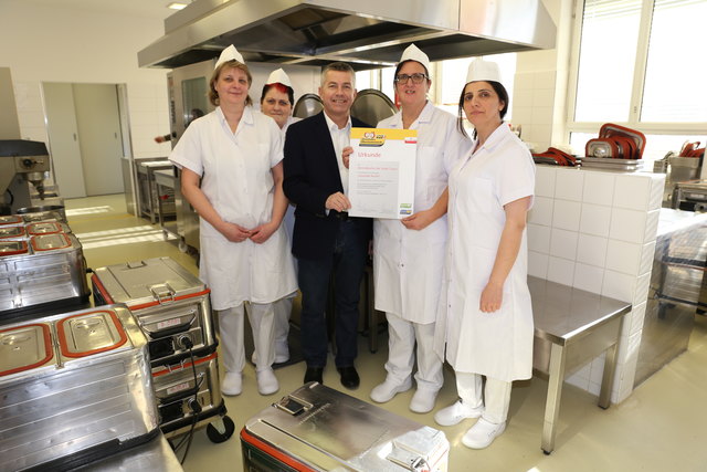 Bürgermeister Rudolf Scharinger gratuliert dem Team der Zentralküche zur erneuten Auszeichnung. | Foto: Stadtarchiv Traun