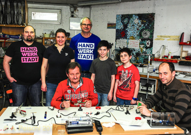 Beim Lötkurs am 4. Februar 2017 in der Hand.Werk.Stadt Mödling nahmen 5 Personen teil, davon 2 Kinder. vlnr. Kursleiter Georg Schibranij, Verena Reinhold, Walter Nemetz, Kursleiter Ferdinand Rubel, seine beiden Neffen Tobias und Manuel List und Thomas Szalay.