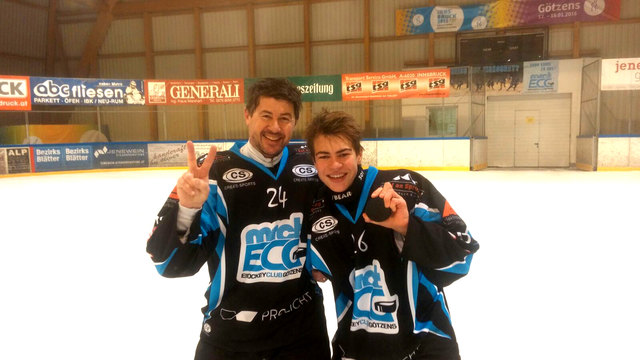 Wenn der Vater mit dem Sohne: Manfred (47) und Luca (15) Chizzali standen beim 5:3-Sieg gegen Mils gemeinsam am Eis!
