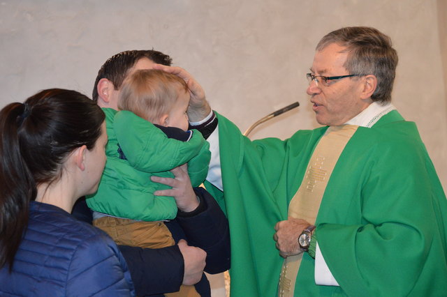 Die Segnung der Täuflinge - hier durch Pfarrer Hofmann in Waldneukirchen - geht auf ein uraltes Brauchtum der Kirche zurück