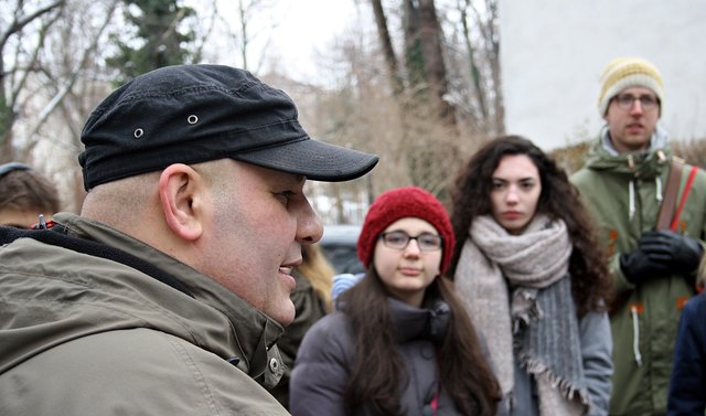 Supertramp Robert zeigt den Schülern des Rainergymnasiums "seine" Landstraße und "sein" Simmering.