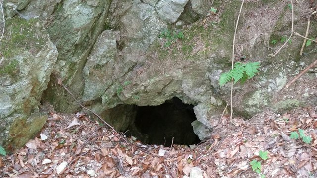 Der enge Zugang der Tropfsteinhöhle. | Foto: Josef Kerschbaumer