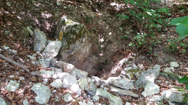Der mit Geröll verschlossene Zugang. | Foto: Josef Kerschbaumer