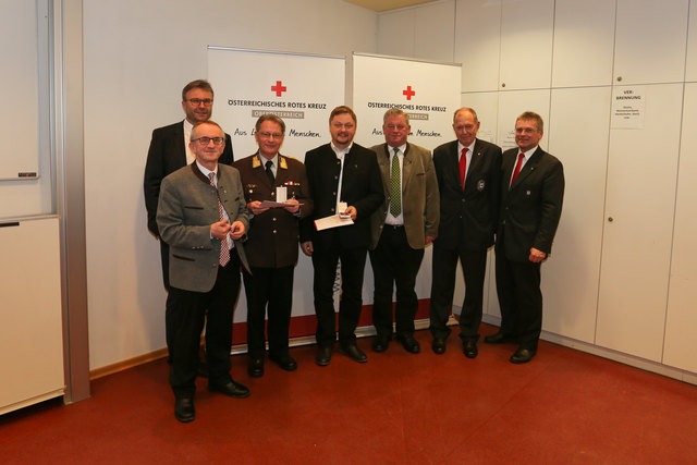 v.l.n.r.: Rot Kreuz Dir. Mag. Thomas Märzinger, Rot Kreuz Bezirksstellenleiter BH Georg Wojak, Kanonikus Mag. Leon Sireisky, Stadtpfarrer Mag. Marek Nawrot, Bürgermeistersprecher Bgm. Franz Zehentner, Rot Kreuz Bezirksstellenleiter-Stv. Johann Spicker und Rot Kreuz Bezirksgeschäftsleiter Ing. Herbert Markler Foto: Abdruck honorarfrei, Credits: ÖRK/LV OÖ Hans Luttinger