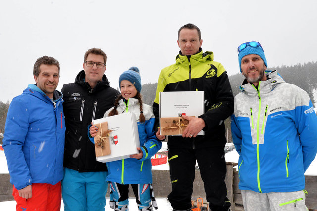 Tagessieger Alice Atzinger und Georg Wolf mit Sportreferent GR Simon Lung (l.), Bgm. Christian Härting und Schiklub-Obmann Hannes Seiser (r.). | Foto: Dietrich