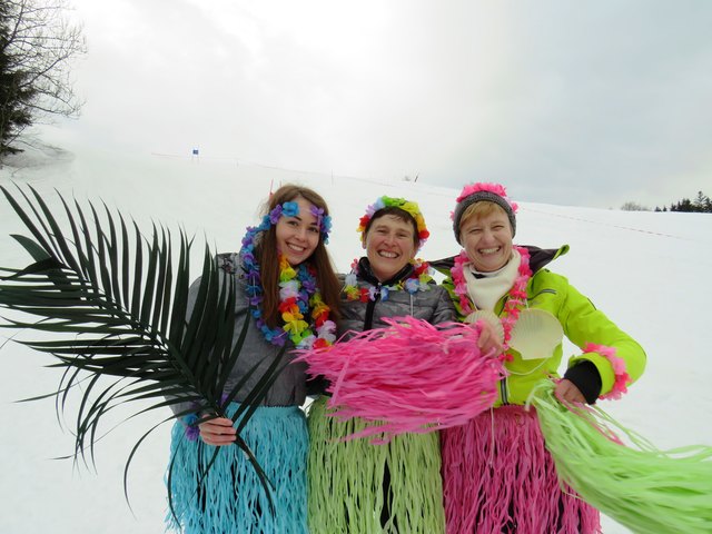 Christina, Lisi und Hannelore vom Kindergarten Golling kümmerten sich beim Er-und-Sie-Lauf mit viel guter Laune um die Teilnehmer.