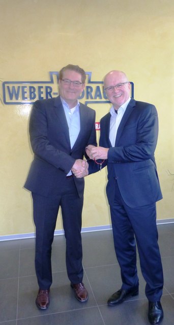 Schlüsselübergabe unter Nachbarn: Weber-Hydraulik-Geschäftsführer Hans Kerwat übernahm den Schlüssel zur neuen 10-er Halle von Heinz Schulze, Geschäftsführer Schneegans Freudenberg Silicon Ges.m.b.H (v. l.).