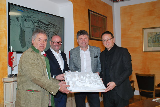 Stadtrat Franz Eder, Hermann Regger, Gerhard Pirih und Hermann Dorn mit dem Modell des neuen Rathausmarktes