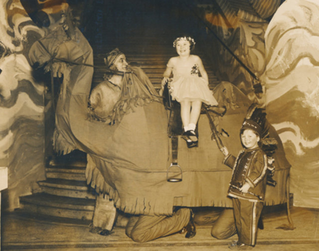 © Künstlerhaus Archiv. Kinderfest am 15. Februar 1928, vor der dekorierten Stiege im Künstlerhaus am Karlsplatz.