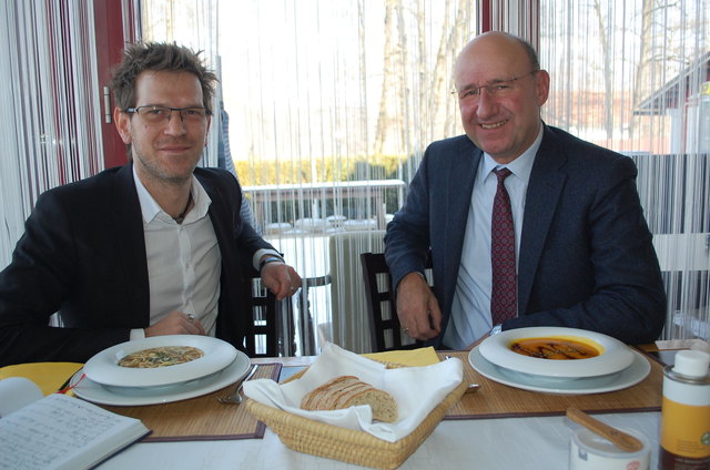 Business Lunch am winterlichen See: Gothaer-Chef Helmut Karner mit Gerd Leitner im Anfora in St. Andrä | Foto: Maritschnig