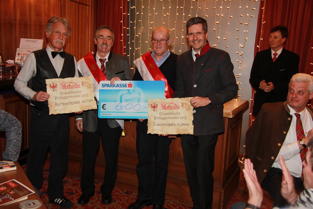 Turnierleiter Peter Wakonig aus Zirl, Sieger Eisenstecken/ Rottensteiner aus Südtirol und Casino-Dir. Robert Frießer (v.li.). | Foto: Wakonig