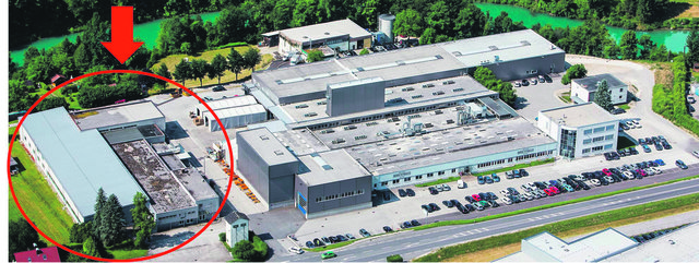 Bis Jahresende soll auch in der neuen Halle 10 (rot markiert) gefertigt werden können.