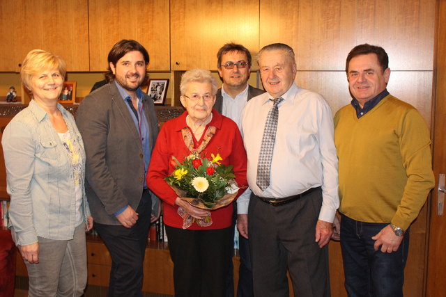 GR Claudia Arthofer (li.), Bgm. Hans Unger, GV Otmar Ulreich und Vizebgm. Reinhard Jany (re.) gratulieren den Ehegatten Graf (Mitte) zur Diamantenen Hochzeit. | Foto: Gemeinde Oberschützen