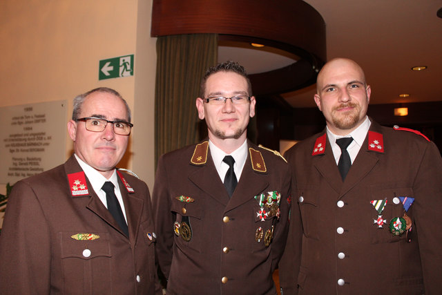 Die FF Bärnbach mit ihrem Kommando sorgte für einen schönen Ballabend. | Foto: Lederer