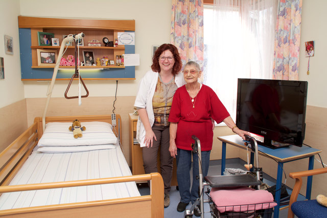 Marina Meisterhofer (l.) mit Gertrud Köstenbauer in ihren Wohnräumen. Versaute Zimmer sehen ganz sicher anders aus.