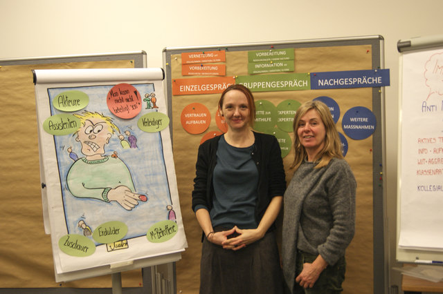 Mag. Martina Rump (li.) ist Erziehungswissenschaftlern, selbstständige Mediatorin und Referentin für das Friedensbüro. Mag. (FH) Barbara Wick (re.), die pädagogische Leiterin im Friedensbüro, ist Sozialarbeiterin, selbstständige Mediatorin und Theaterpädagogin.