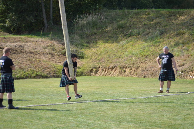Mit einem gekonnten Luftsprung wird der schwere Baumstamm nach vor katapultiert. | Foto: Rotenturmer Highlander