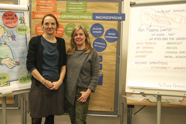 Mag. Martina Rump (li.) ist Erziehungswissenschaftlern, selbstständige Mediatorin und Referentin für das Friedensbüro. Mag. (FH) Barbara Wick (re.), die pädagogische Leiterin im Friedensbüro, ist Sozialarbeiterin, selbstständige Mediatorin und Theaterpädagogin.