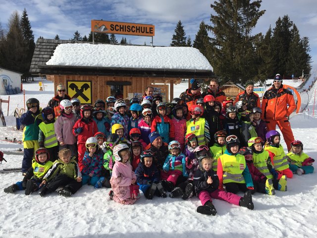 54 Kinder ab vier Jahren erlernten und vertieften in Hinterstoder ihr Können im Skifahren. | Foto: Birgit Haidecker