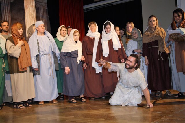 Daniel Herzog brilliert bei den Feldkirchner Passionsspielen in der Rolle des Blinden, den Jesus wieder sehend macht.