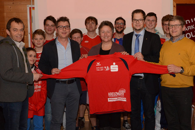 Obmann Markus Humer (Union Sparkasse Tollet), Franz Stögmüller (Installationen Braumann), Bürgermeisterin Gisela Mayr (Gemeinde Tollet), Erwin Schustereder (Sparkasse Grieskirchen), Günther Kreuzmayr (Tischlerei Kreuzmayr, v. l.).