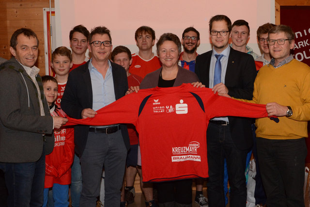 Obmann Markus Humer (Union Sparkasse Tollet), Franz Stögmüller (Installationen Braumann), Bürgermeisterin Gisela Mayr (Gemeinde Tollet), Erwin Schustereder (Sparkasse Grieskirchen), Günther Kreuzmayr (Tischlerei Kreuzmayr, v. l.). | Foto: Markus Humer