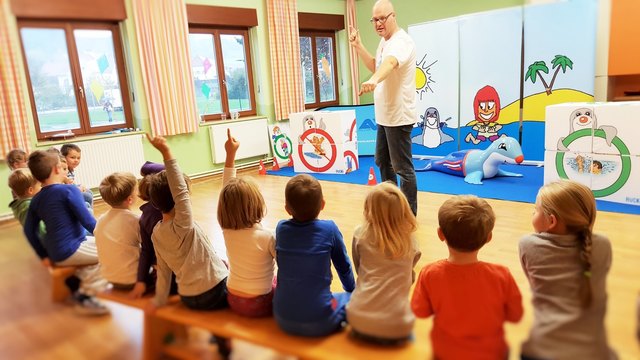 Bevor es ins kühle Nass geht, lernen die Kinder, worauf es beim Thema Sicherheit im Wasser ankommt. | Foto: bluecircus