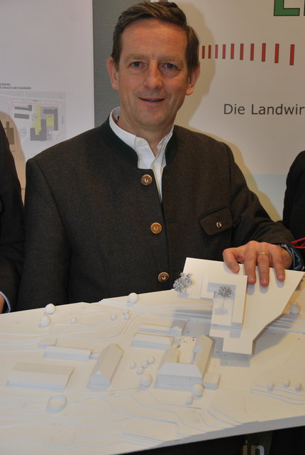 Christian Benger mit dem neuen Zubau am Modell