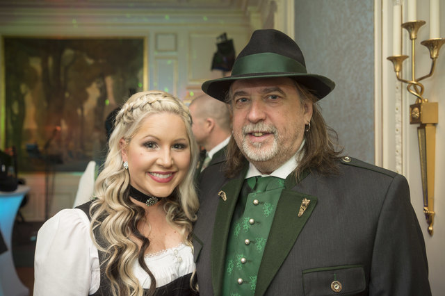 Gut behütet: Star-Tätowierer Mario Barth mit seiner Cathy | Foto: Foto Fischer