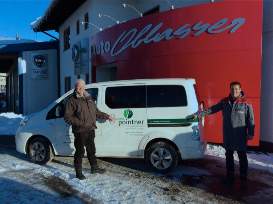 Florian Pointner mit Firmenchef Rupert Oblasser vom Autocenter St. Johann (v. li.)