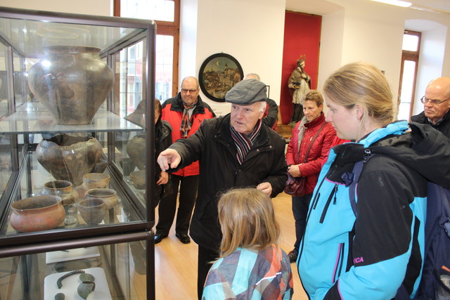 Museumsführer Hans Gwiggner bei der Museumsführung für die Wörgler Lesepaten. | Foto: Spielbichler