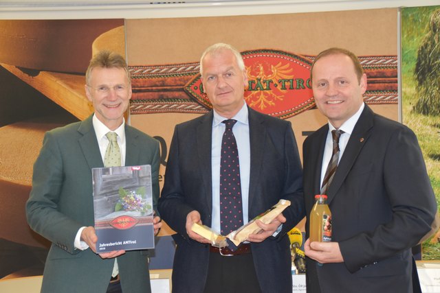Wendelin Juen, GF Agrarmarketing Tirol, Peter Steiner, kaufm. Direktor Klinik Innsbruck, LHStv. Josef Geisler