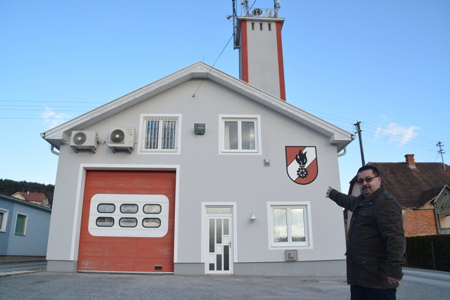 Feuerwehrkommandant Martin Hoppel vor seiner "zweiten Heimat", dem Feuerwehrhaus in Grafenschachen.