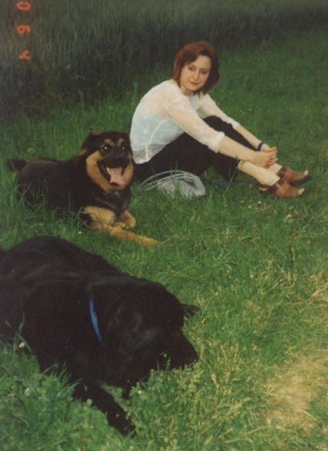 meine Tochter Barbara mit ihrem Hund Shellyi zu ihrer Seite, und Shellyi's Papahund Gismo vorne / Sommer 2000