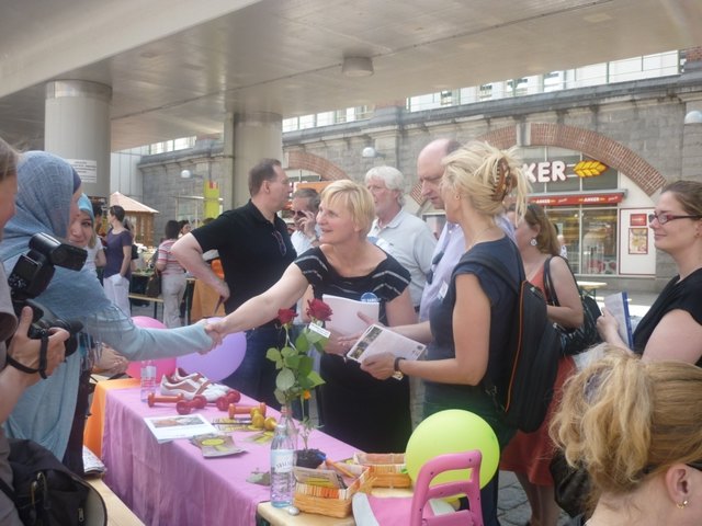 2014: Stadträtin Sandra Frauenberger, BV Stellvertreter aus Penzing Robert Pschirer und Karin Fleischhacker, die Frau Hadzic vom Verein Rosa gratuliert (v.li.n.re.) | Foto: MA 17