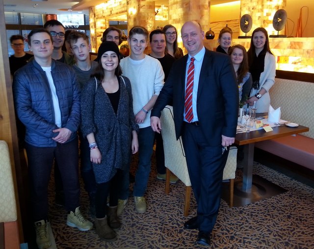 Andreas Nöhammer erklärte den Schülern, wodurch sich das EurothermenResort Bad Ischl besonders hervorhebt. | Foto: TS Bad Ischl