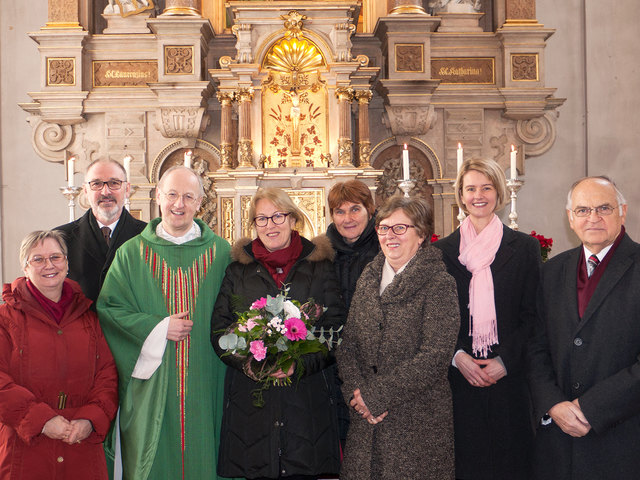Im Bild von links: Lieselotte Wiesinger, Andreas Gutenthaler, Bischofsvikar Gottfried Laireiter, Maria Wendtner, Brigitte Heindler, Christine Maierhofer, Karin Gishamer und Franz Paul Enzinger. | Foto: Katholisches Bildungswerk Salzburg