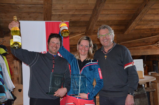 Tagessiegerin Daniela Ess mit Tagessieger Pierre Egger (l.) und SCA-Vorstandsmitglied Manfred Tomelitsch (r.). | Foto: Ski-Club Arlberg