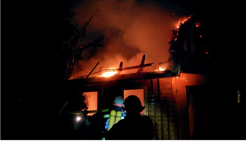 Die Gartenhütte in Gänserndorf brannte nieder, der Besitzer hatte zuvor vergeblich versucht, das Feuer selbst zu löschen.
