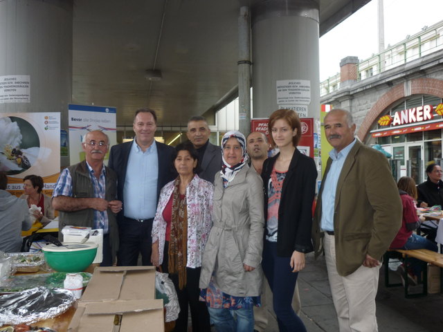 Bezirksvorsteher Franz Prokop bedankt sich für die Herstellung des begeistert angenommenen Buffets 2015 | Foto: MA 17