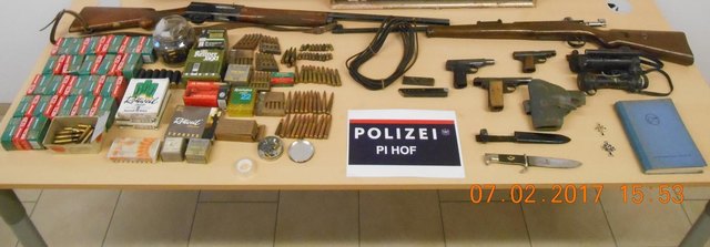Nach dem Brand eines Bauernhofes in Thalgau haben Ermittler nun mehrere Waffen sowie Hitler-Bilder gefunden. | Foto: Archiv Polizei