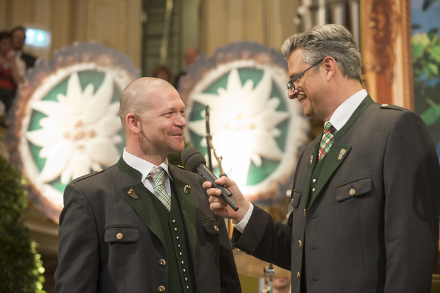 Klaus Kröll mit Dorian Steidl bei der Eröffnung des Oberlandlerballs. | Foto: Foto Fischer