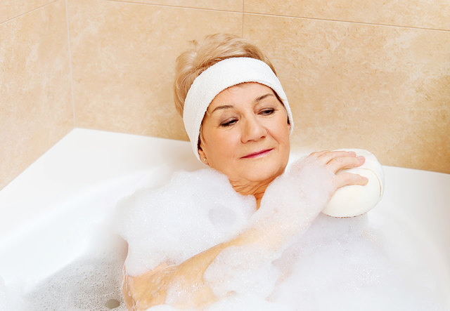 Es gibt sehr gute Hilfsmittel, die das Ein- und Aussteigen aus der Badewanne erleichtern. | Foto: Piotr Marcinski/ Fotolia.com