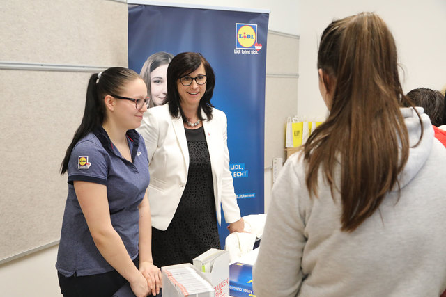 Information aus erster Hand: Lidl-Lehrling Lisa-Marie Bammer mit Ausbildungsleiterin Claudia Leuchtenmüller beim Jobday. | Foto: Freisinger