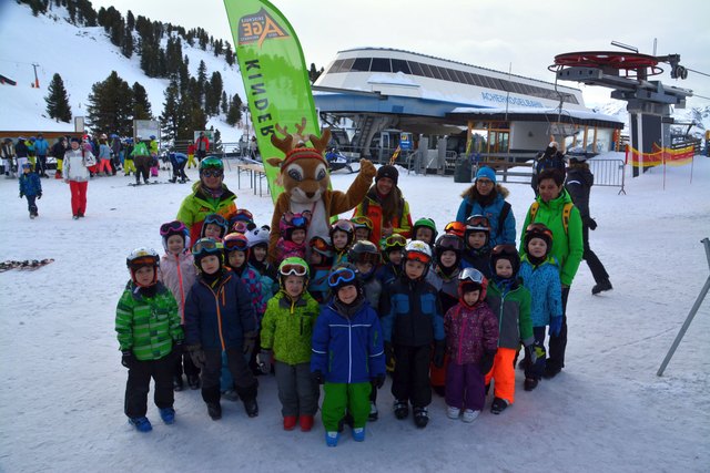 Die Mötzer Kindergartenkinder mit ihren Tanten und den engagierten Schilehrern. | Foto: KIGA Mötz