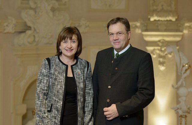 LH Günther Platter und Landesrätin Beate Palfrader wünschen den TeilnehmerInnen des zweiten Euregio-Music-Camps viel Spaß und gutes, musikalisches Gelingen. | Foto: Land Tirol/Oss