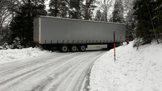 Der Sattelschlepper versperrte beide Fahrstreifen.