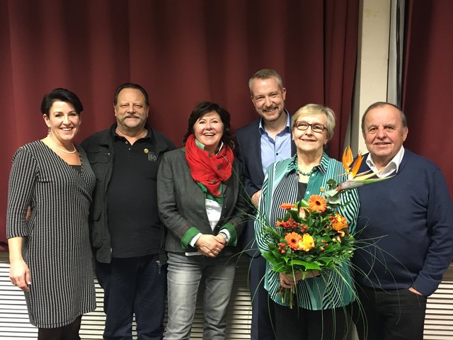 Der wiedergewählte Stadttheater-Vorstand mit den zwei geehrten Urgesteinen Reinhard Exenberger (2.v.li., 30 Jahre Mitglied) und Hilde Balatka (2.v.re., 50 Jahre).