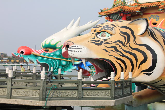 Kaohsiung (zweitgrößte Stadt Taiwans) mit Lotossee, über die Zick-Zack-Brücke erreichbare und begehbare Drachen- u. Tigerzwillingspagoden.