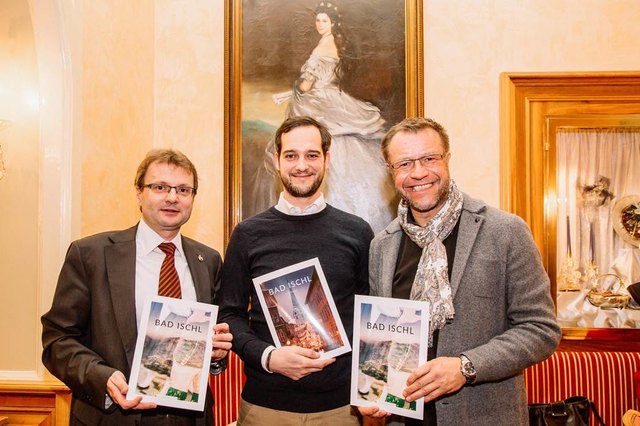 Die "Väter des Erfolges": Bürgermeister Hannes Heide, Fotograf Daniel Leitner und Tourismusdirekter Robert Herzog mit dem Magazin. | Foto: Privat